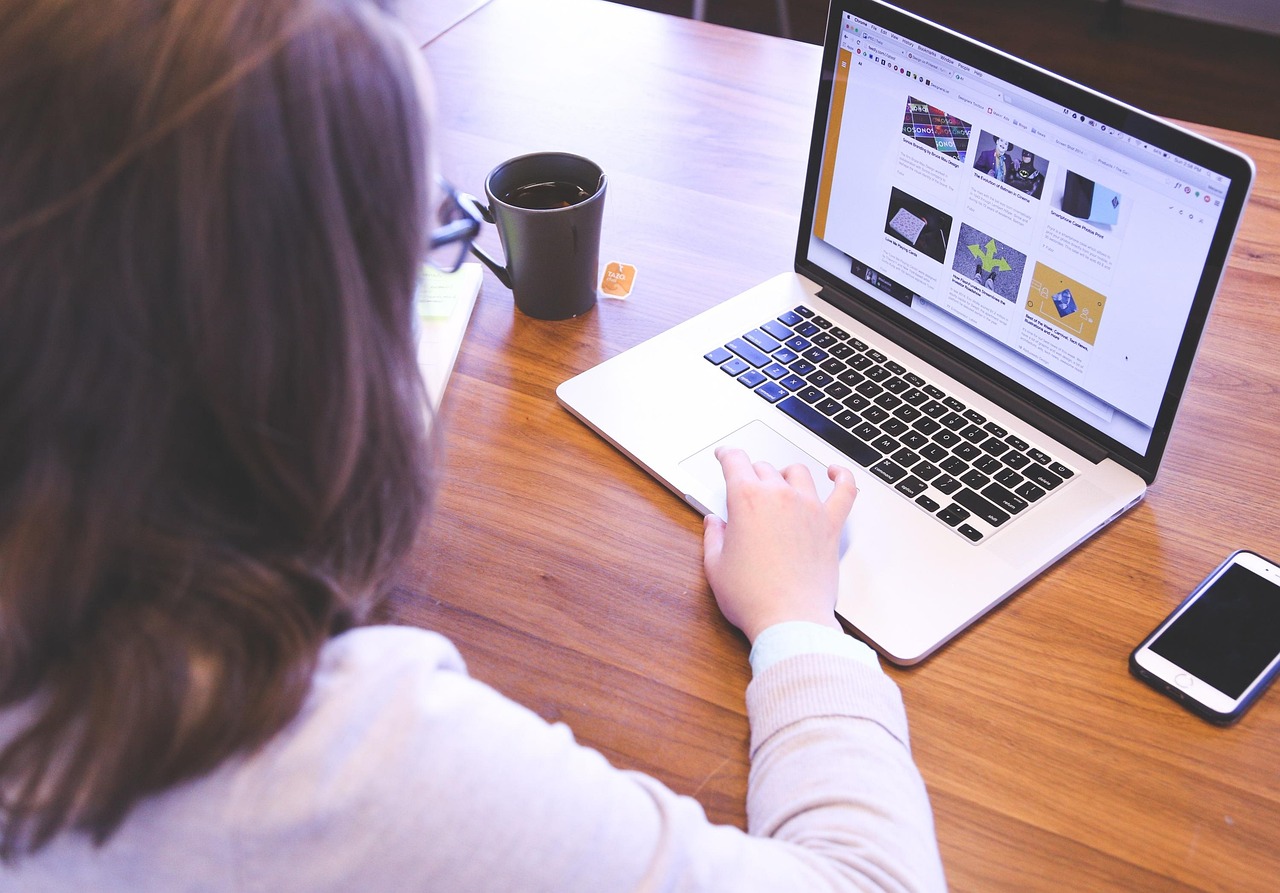 Student, woman, startup — How to avoid keyword cannibalization in your website content?